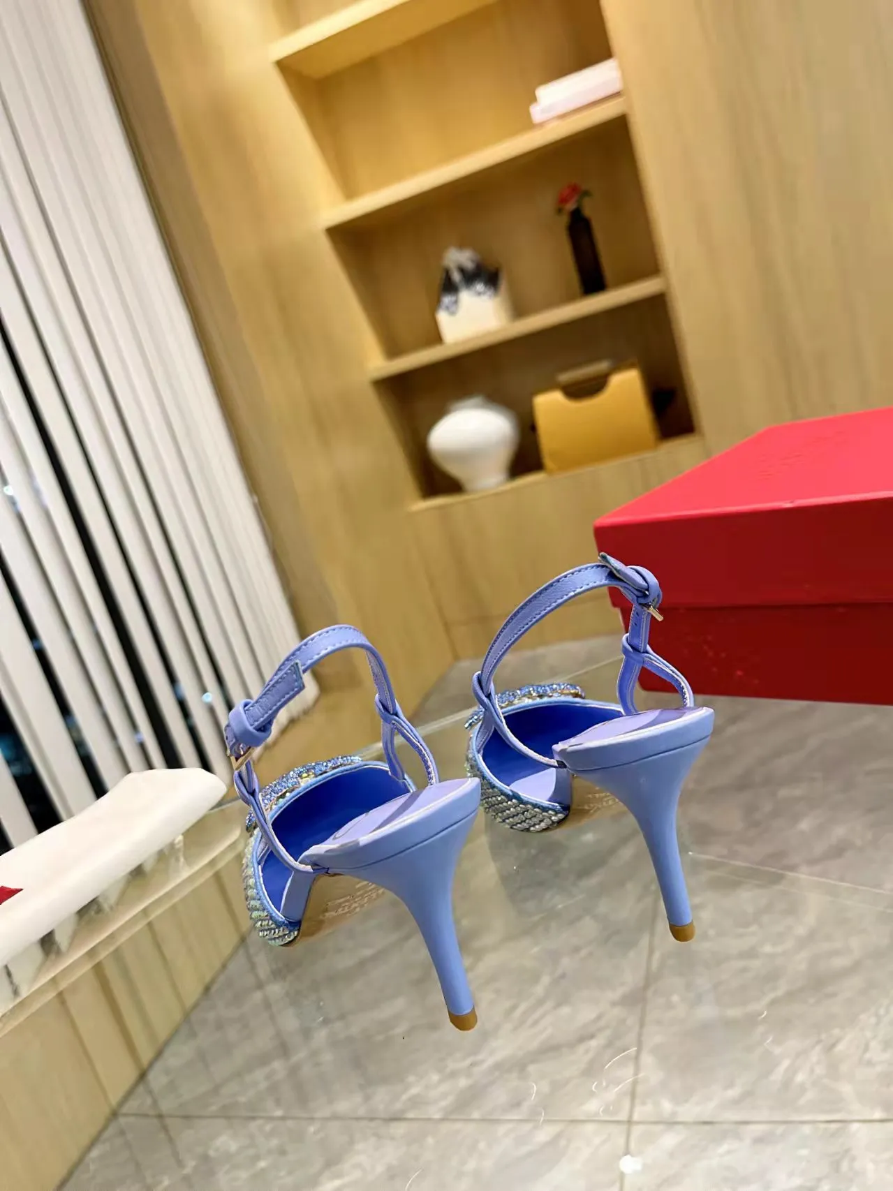 👟👟Ex-factory price 440👟👟 Genuine leather sole + 40 Kloesch diamond buckle Valentino.Valentino big v buckle single shoes ㊙️Latest series of counter genuine version with perfect details. Authentic products are made one to one. All details are consistent with genuine ones. The upper foot is very pedicure type. The key point is that it is very good and easy to control. It does not wear the feet and does not tire the feet. It is a walking artifact. The last shape is completely compared to the counter. The details are perfect. It is impossible to make such an exquisite product without the original version. Exclusive molded brass color. The highest version on the market. Fabric: imported sheepskin, lining and foot pads are all sheepskin. Color: 13 colors available. Sizes (34 to 42). Customized size 34 and 42. Non-returnable and non-exchangeable. Heel height: 7CM. Rubber sole. Genuine leather sole +40